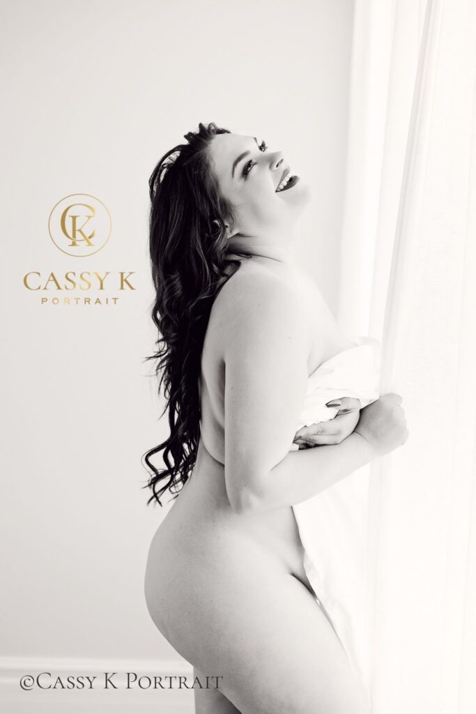 Mom of 5 laughs fully at her second white sheet Boudoir Photoshoot to find Body Acceptance
